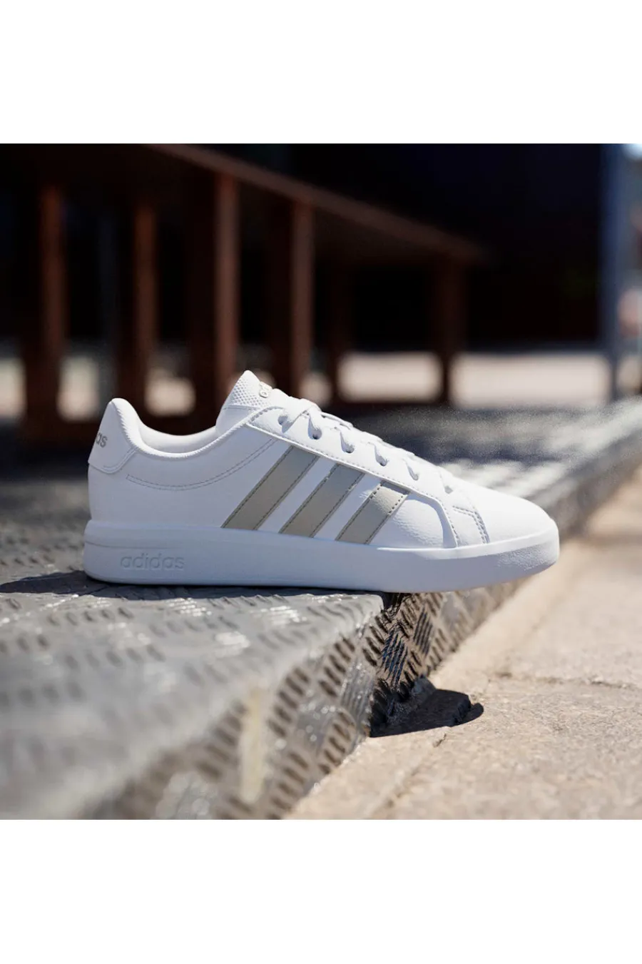 ADIDAS Sneakers bianche con strisce dorate in pelle sintetica riciclata Grand Court Base 3.0 Sale