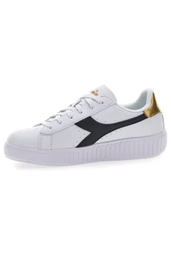DIADORA Weiße Sneakers mit schwarzem und goldenem Logo GAME STEP SKIN GS